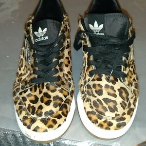 Womens/men Size 11 Adidas leopard print low tops.